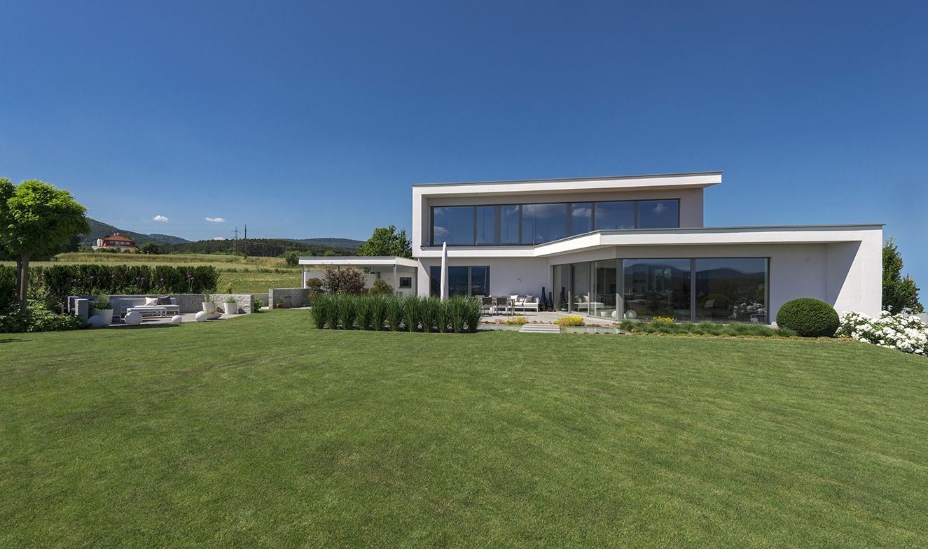 Moderne Villa mit großer Glasfassade und weitläufigem Garten