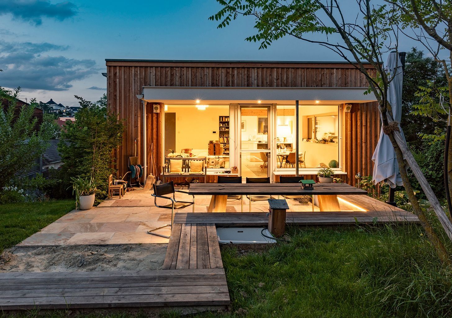 Modernes Holzhaus mit großer Glasfront und Terrasse