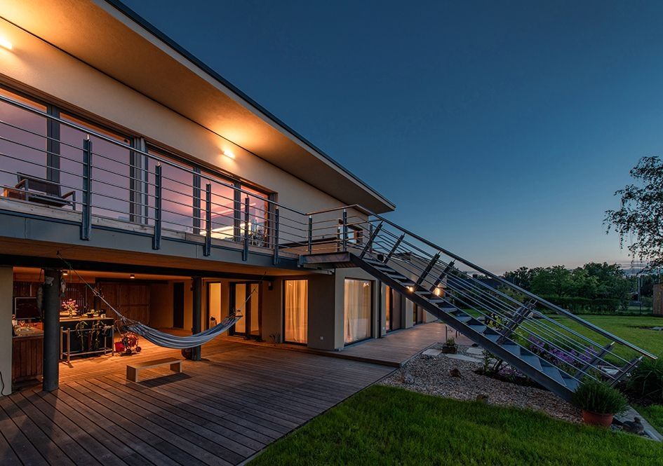 Modernes Haus am See mit Terrasse und Außentreppe