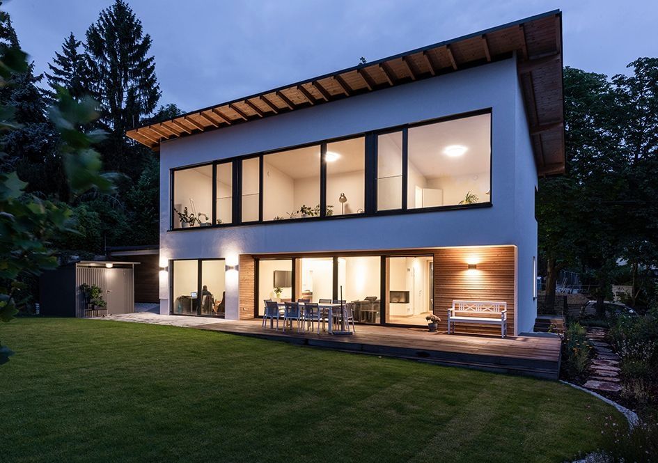 Modernes Einfamilienhaus mit großer Fensterfront und Garten