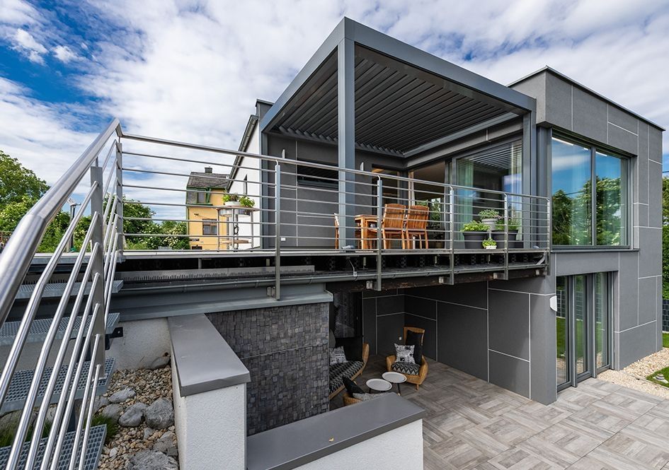 Modernes Wohnhaus mit Dachterrasse und Pergola