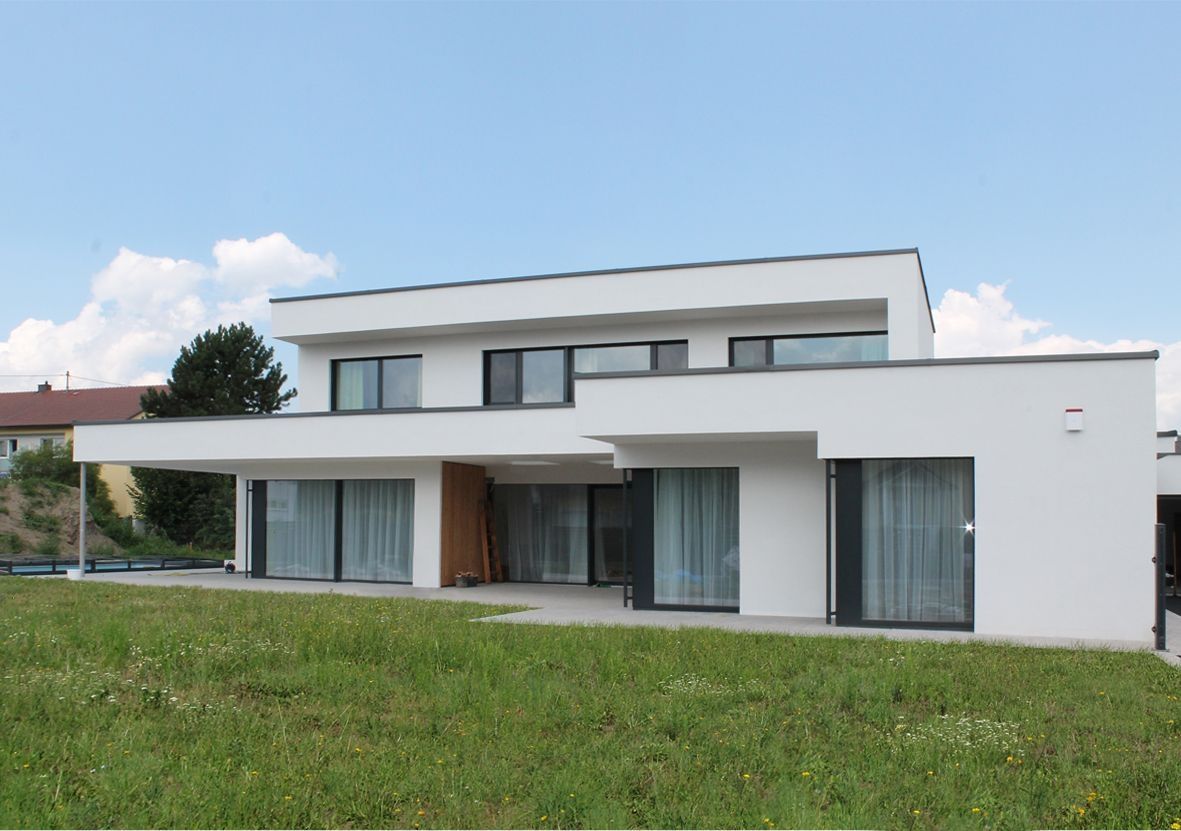 Modernes Einfamilienhaus mit Flachdach und großer Terrasse