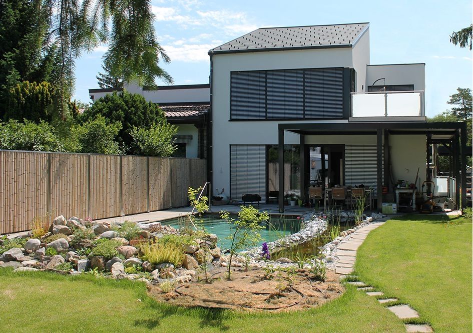 Modernes Einfamilienhaus mit Garten und Naturteich