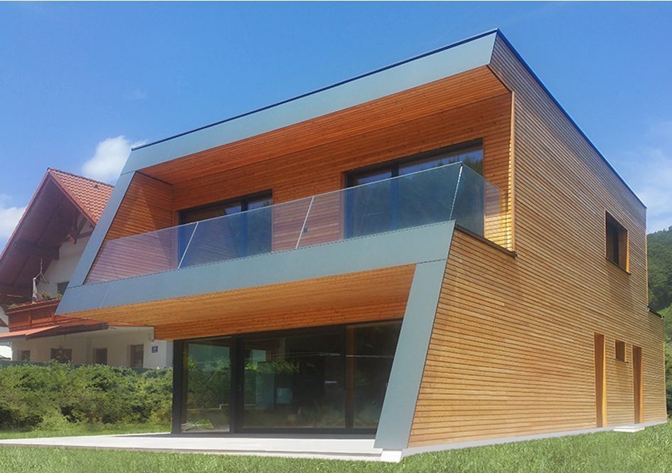 Modernes Holzhaus mit auskragendem Balkon