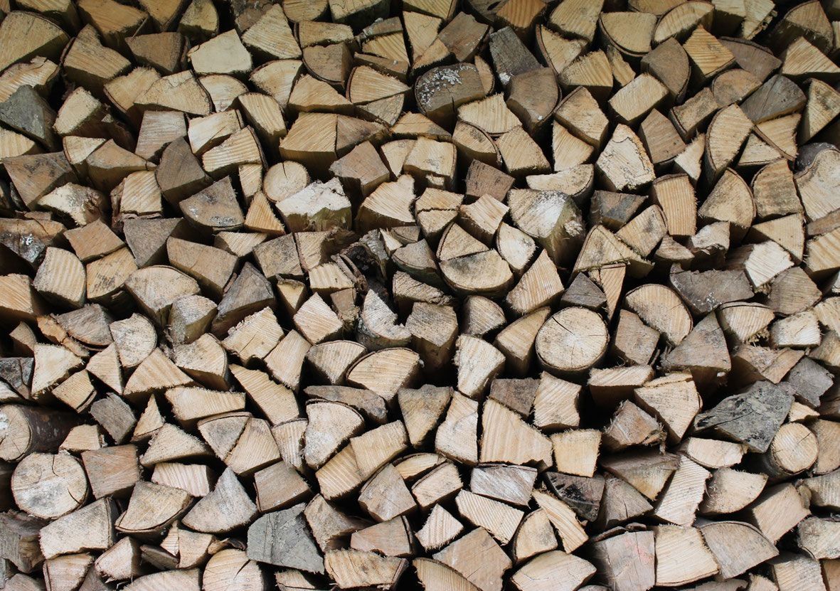 Gestapeltes Brennholz aus gespaltenen Holzscheiten in Nahaufnahme