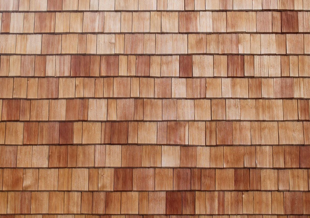 Holzschindeln Fassade in Nahaufnahme mit natürlicher Maserung
