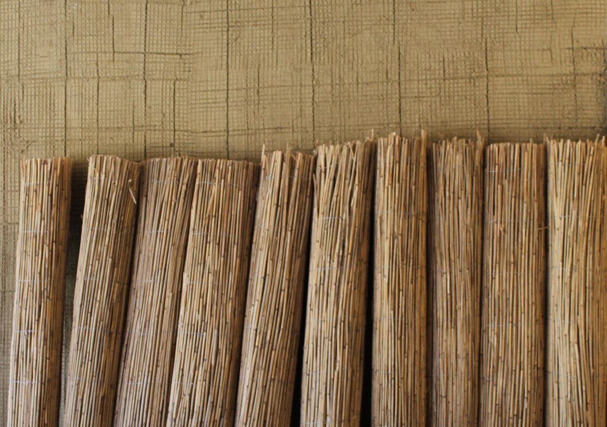 Gebündelte Holzlatten mit natürlicher Struktur in Nahaufnahme