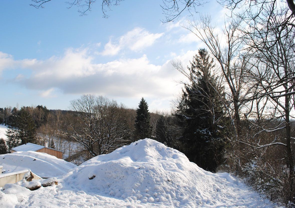 Baustelle in einer Schneelandschaft