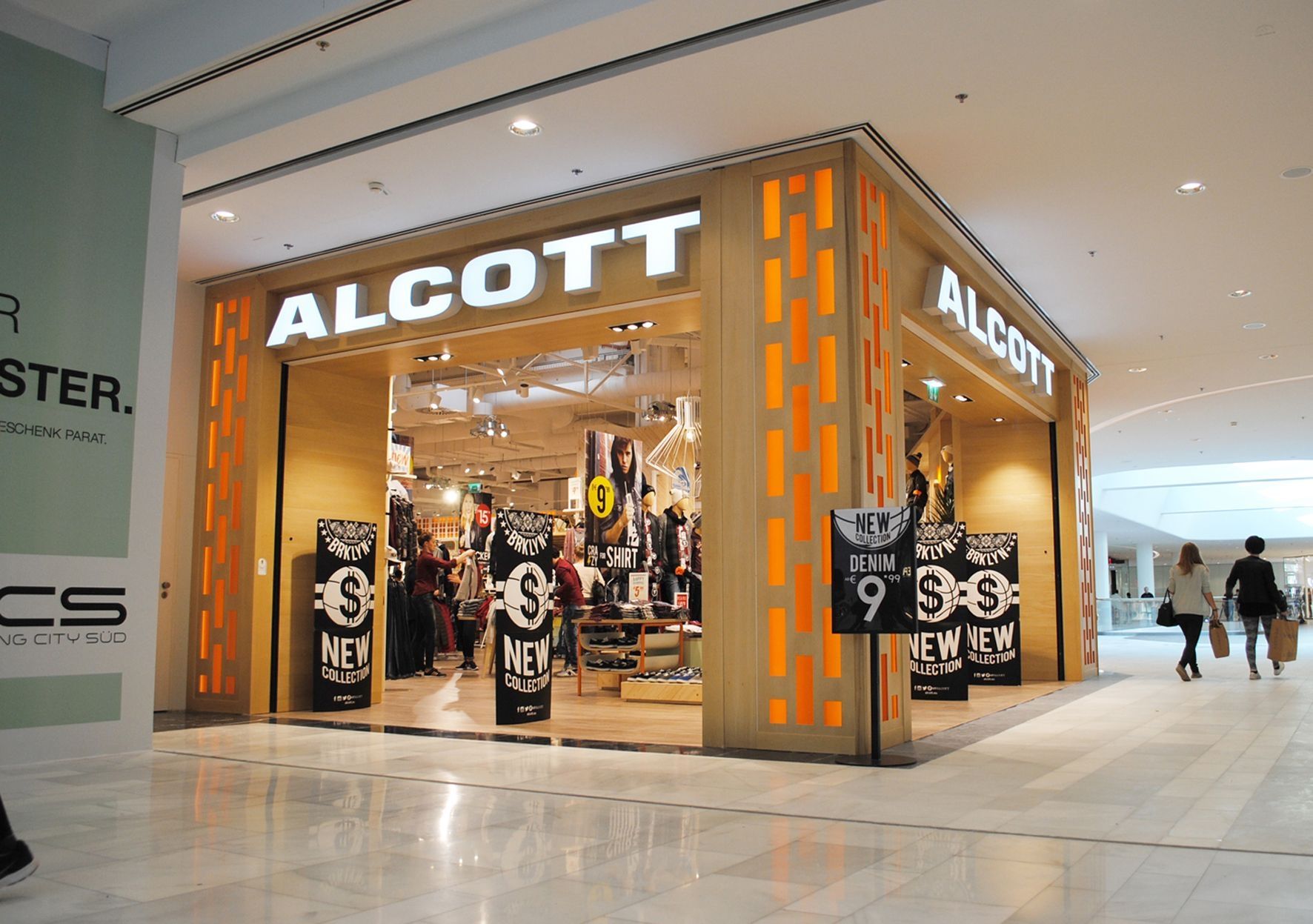 ALCOTT Modegeschäft im Einkaufszentrum mit beleuchtetem Eingang