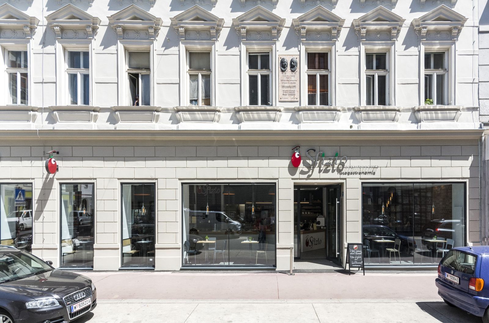 Geschäftslokal in Wiener Altbau mit moderner Glasfassade