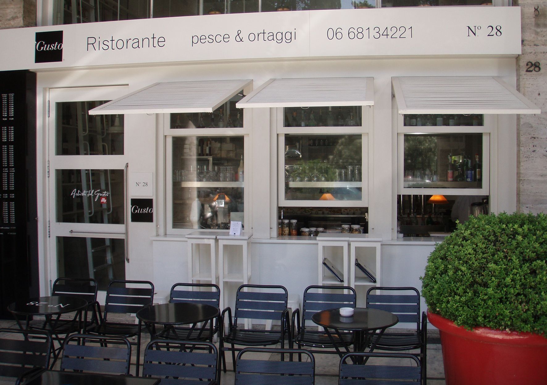 Außenansicht Ristorante Gusto Pesce mit Terrasse
