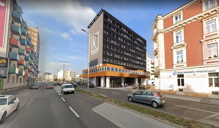 Modernes Bürogebäude mit markanter Eckfassade