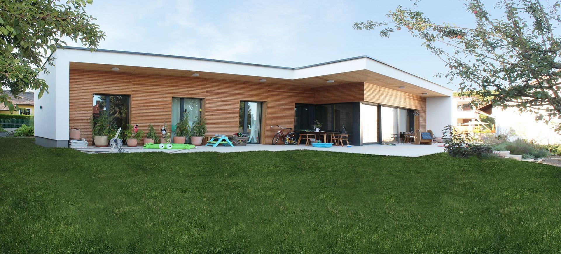 Modernes Einfamilienhaus mit Holzfassade und Innenhof